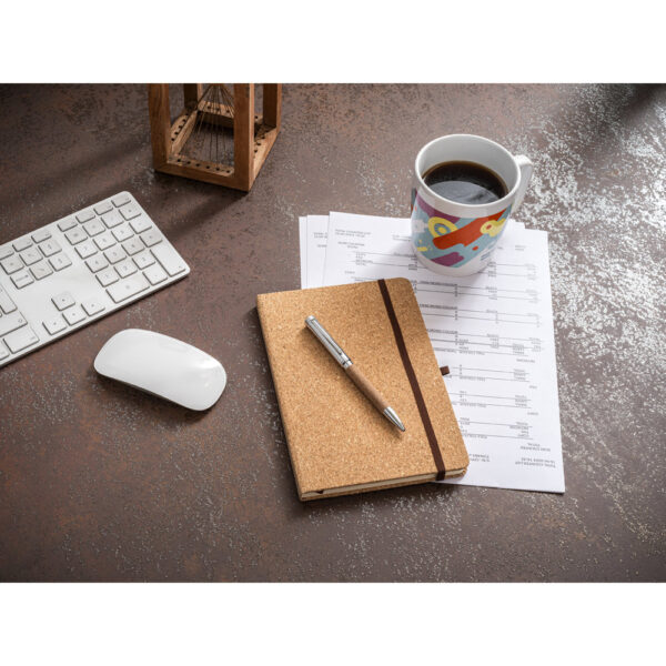 HAWKINS A5. Carnet de notes a5 en liège avec pages blanches en matériau certifié fsc™ et autres matériaux contrôlés – Image 4