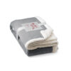 HEIDEN. Couverture polaire réversible (190 g/m²) avec ruban de satin et carte personnalisée – Image 3